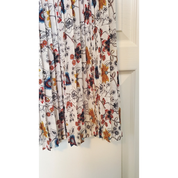 Pleated Floral Dress - Picture 7 of 12